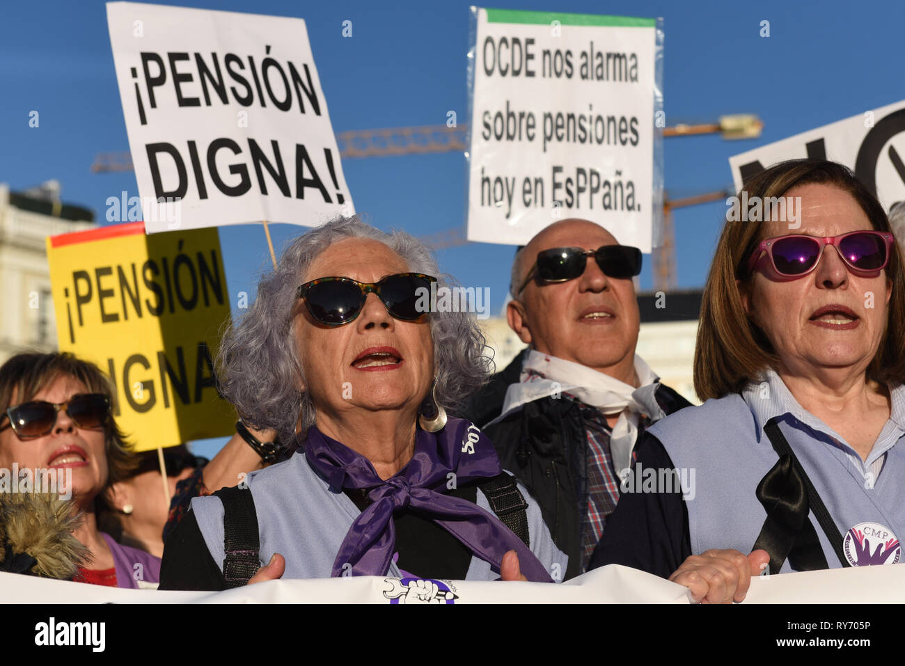 I pensionati sono visti tenendo cartelloni mentre gridando slogan durante la protesta. Circa 300 pensionati riuniti presso Puerta del Sol di Madrid chiedono al governo spagnolo un aumento per le loro pensioni e di protesta contro i tagli nei servizi pubblici. Foto Stock