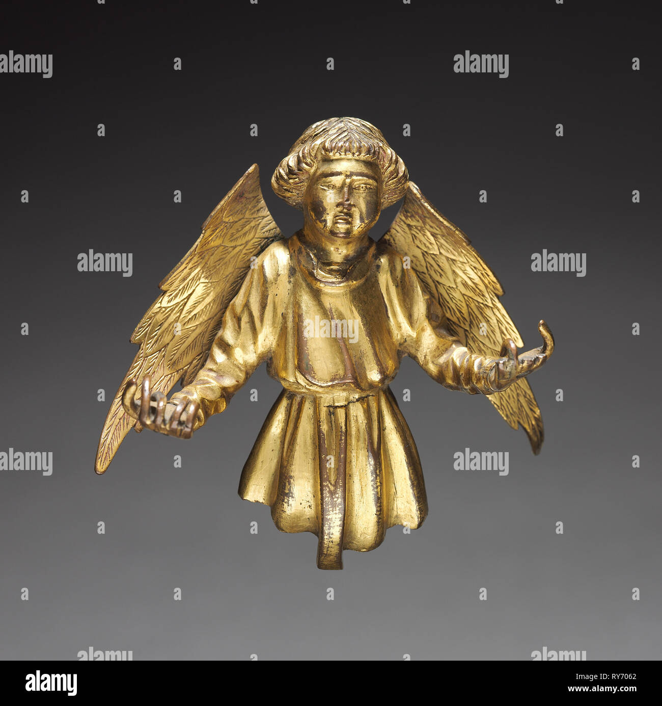 Angelo da un reliquiario architettonico, c. 1400. Franco-Netherlands o Parigi, del XV secolo. In bronzo dorato; complessivo: 8,6 cm (3 3/8 in Foto Stock