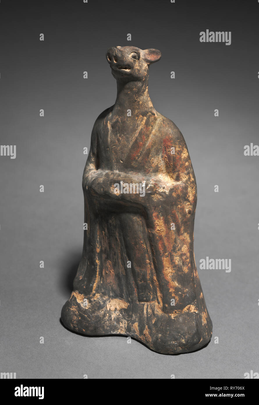 Camera Mortuaria la figura del segno zodiacale: il cinghiale (Pesci), 500s. Cina, Northern Wei dynasty (386-534). Terracotta grigio con tracce di slittamento; complessivo: 22,6 cm (8 7/8 in Foto Stock