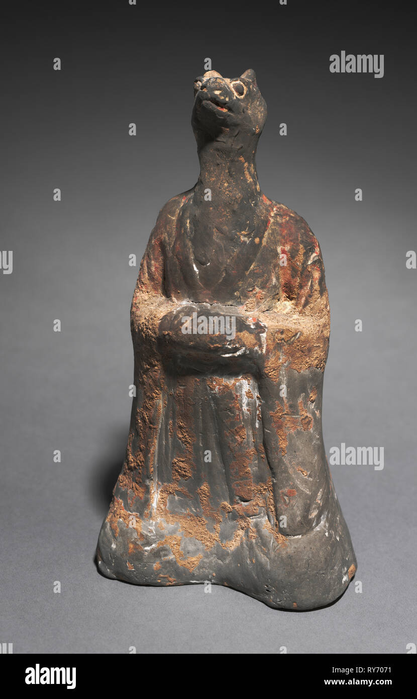 Camera Mortuaria la figura del segno zodiacale: ratto (ariete), 500s. Cina, Northern Wei dynasty (386-534). Terracotta grigio con tracce di slittamento; complessivo: 22,6 cm (8 7/8 in Foto Stock