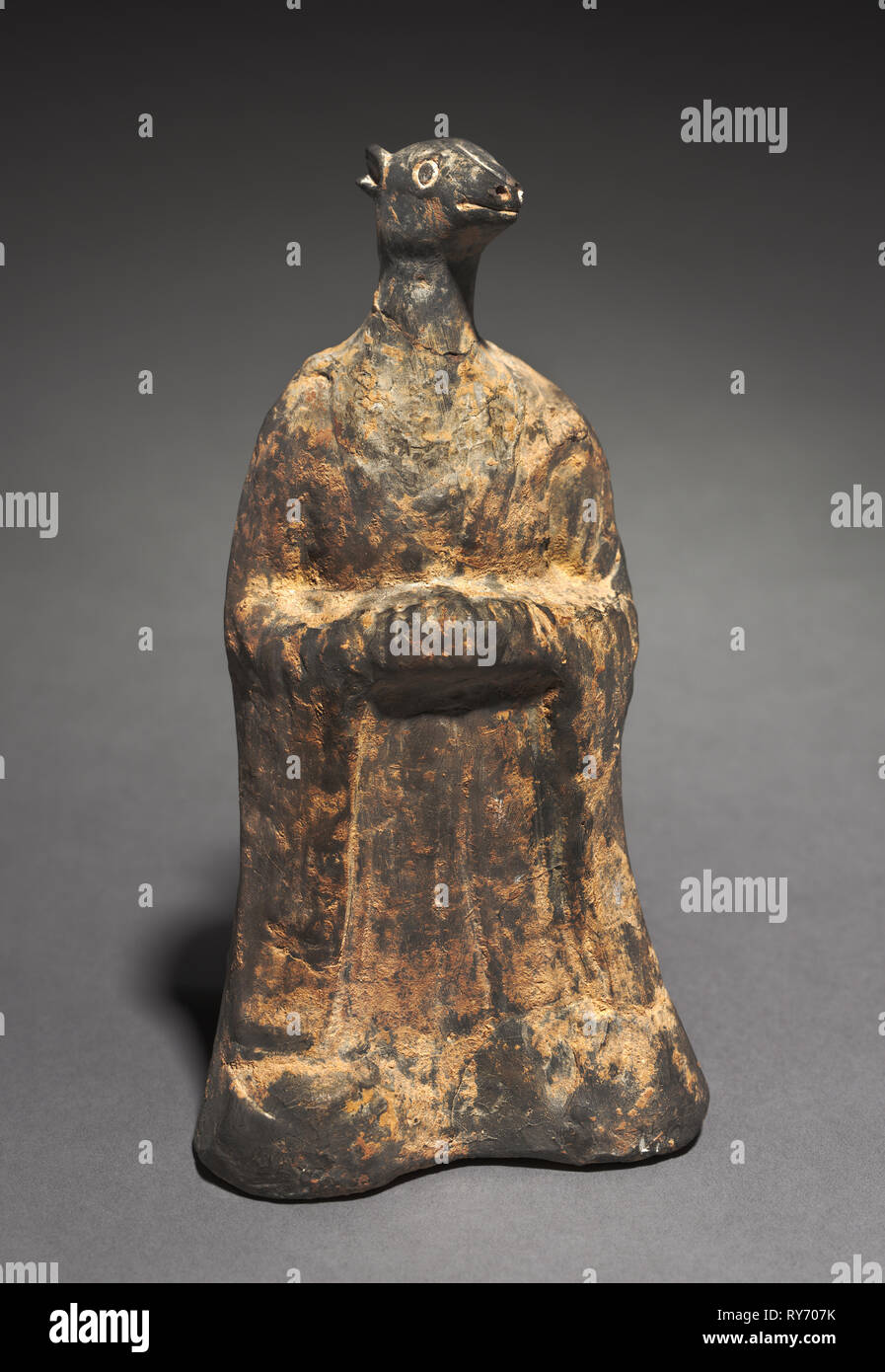 Camera Mortuaria la figura del segno zodiacale: lepre (cancro), 500s. Cina, Northern Wei dynasty (386-534). Terracotta grigio con tracce di slittamento; complessivo: 22,6 cm (8 7/8 in Foto Stock