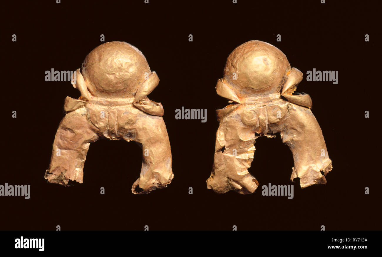 Coppia di ciondoli a forma di simbolo benaugurale, 185-72 BC. India, Shunga Periodo (c. 187-78 BC). Oro Foto Stock