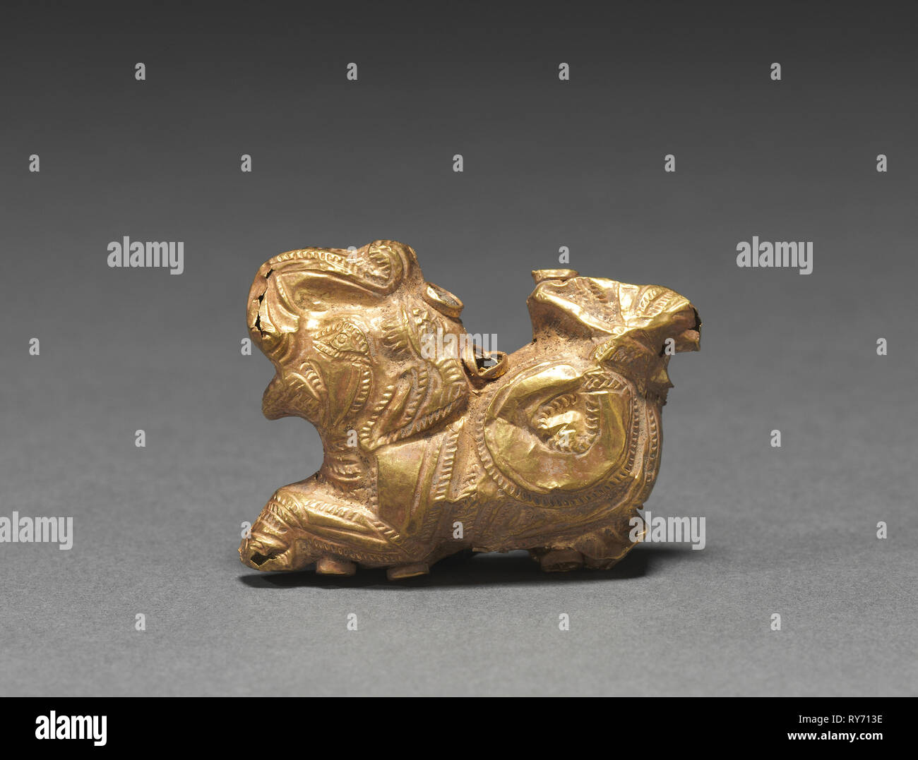 Pendente a forma di un elefante Fish-Tailed, 185-72 BC. India, Shunga Periodo (c. 187-78 BC). Oro Foto Stock