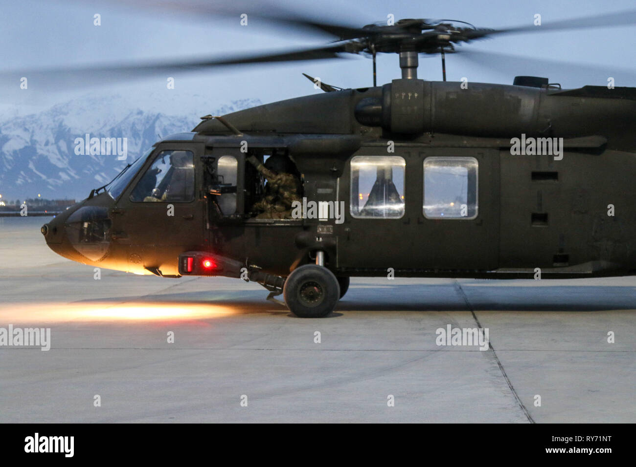 Un U.S. Esercito Blackhawk, dispiegate in Afghanistan per supportare il funzionamento libertà di sentinella e risoluta le missioni di sostegno, fornisce il trasporto aereo essenziale warfighters sul terreno, che è parte della cabina è impegno per la NATO e i partner della coalizione. Foto Stock Un U.S. Esercito Blackhawk, dispiegate in Afghanistan per supportare il funzionamento libertà di sentinella e risoluta le missioni di sostegno, fornisce il trasporto aereo essenziale warfighters sul terreno, che è parte della cabina è impegno per la NATO e i partner della coalizione. Foto Stock