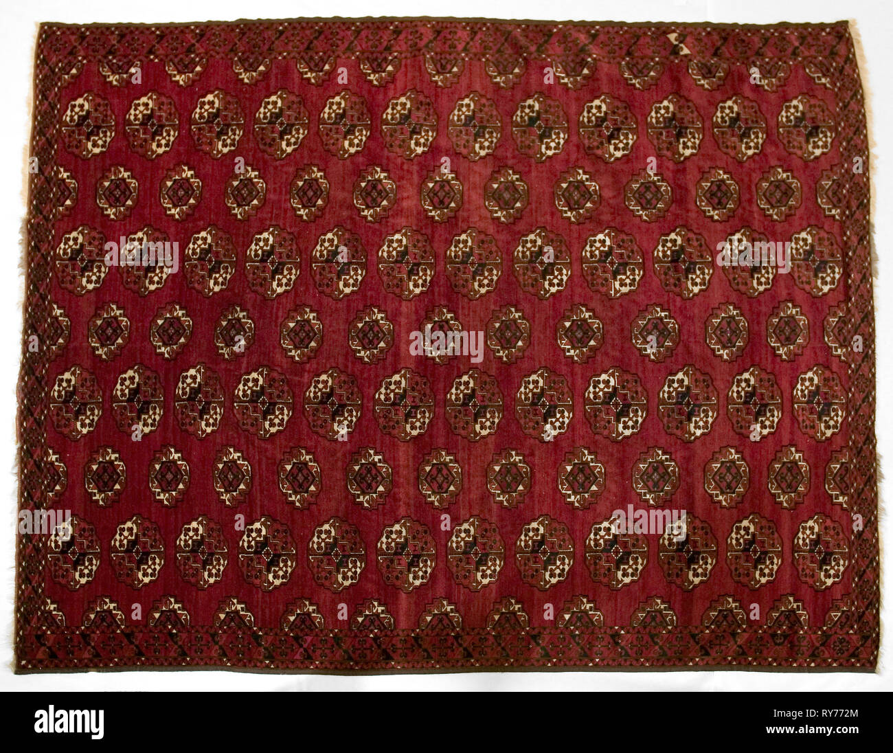 Il turkmeno tappeto principale, 1870s. Turkmenistan o in Afghanistan, Saryk tribù, xix secolo. Lana, seta; 171 simmetrico (Turco) nodi per pollice quadrato; complessivo: 257.7 x 250.2 cm (101 7/16 x 98 1/2 in Foto Stock