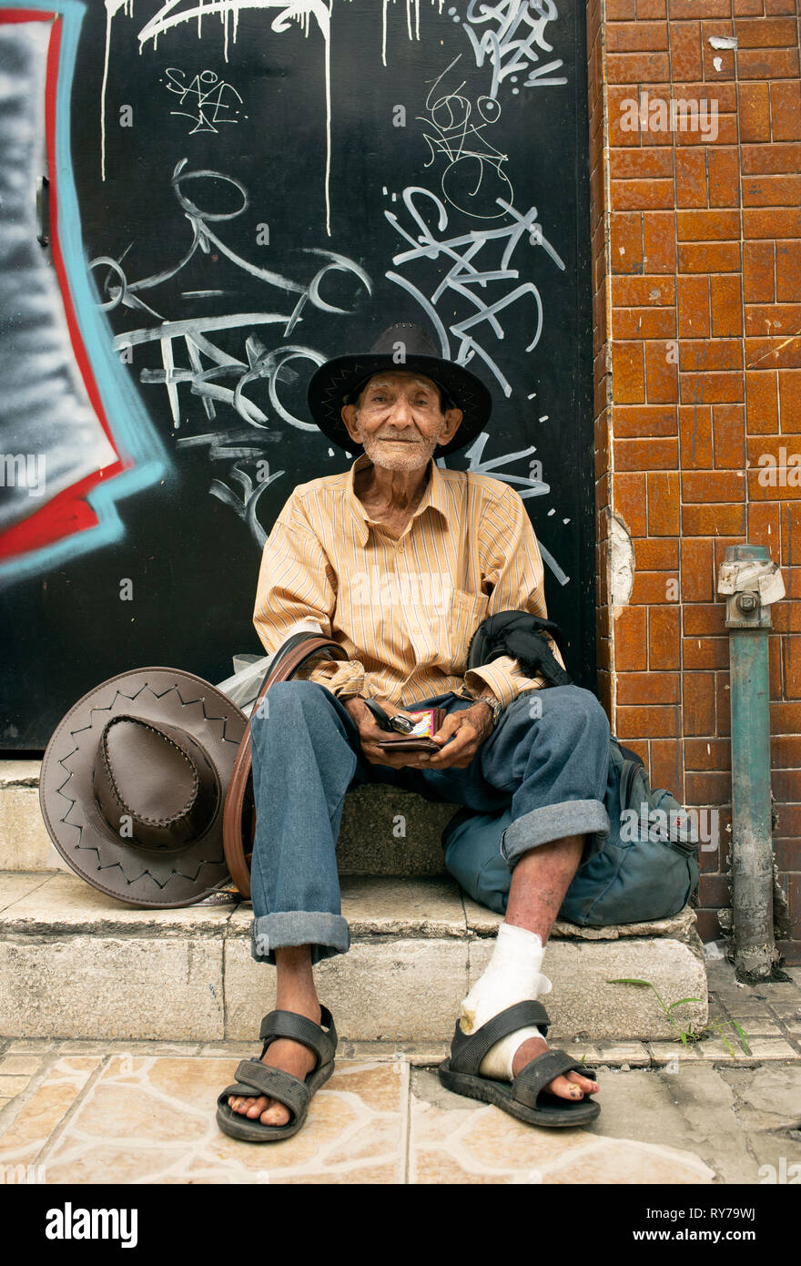 Anziani latino uomo seduto sulle scale. Panama City, Panama. Ott 2018 Foto Stock