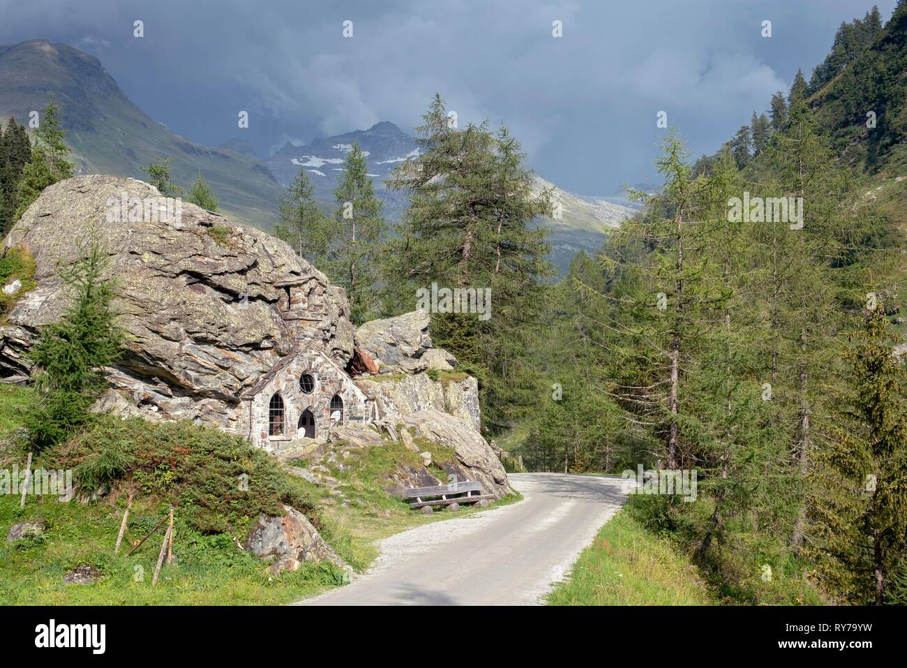 Cappella rupestre vicino Innergschlöß, valle dei Tauri il Parco Nazionale degli Alti Tauri, Tirolo orientale, Austria Foto Stock