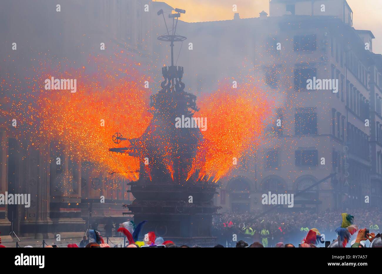 Opere di incendio, esplosione del carrello, Piazza del Duomo, Lo Scoppio del Carro o Scoppio del Carro festival, Firenze, Toscana Foto Stock
