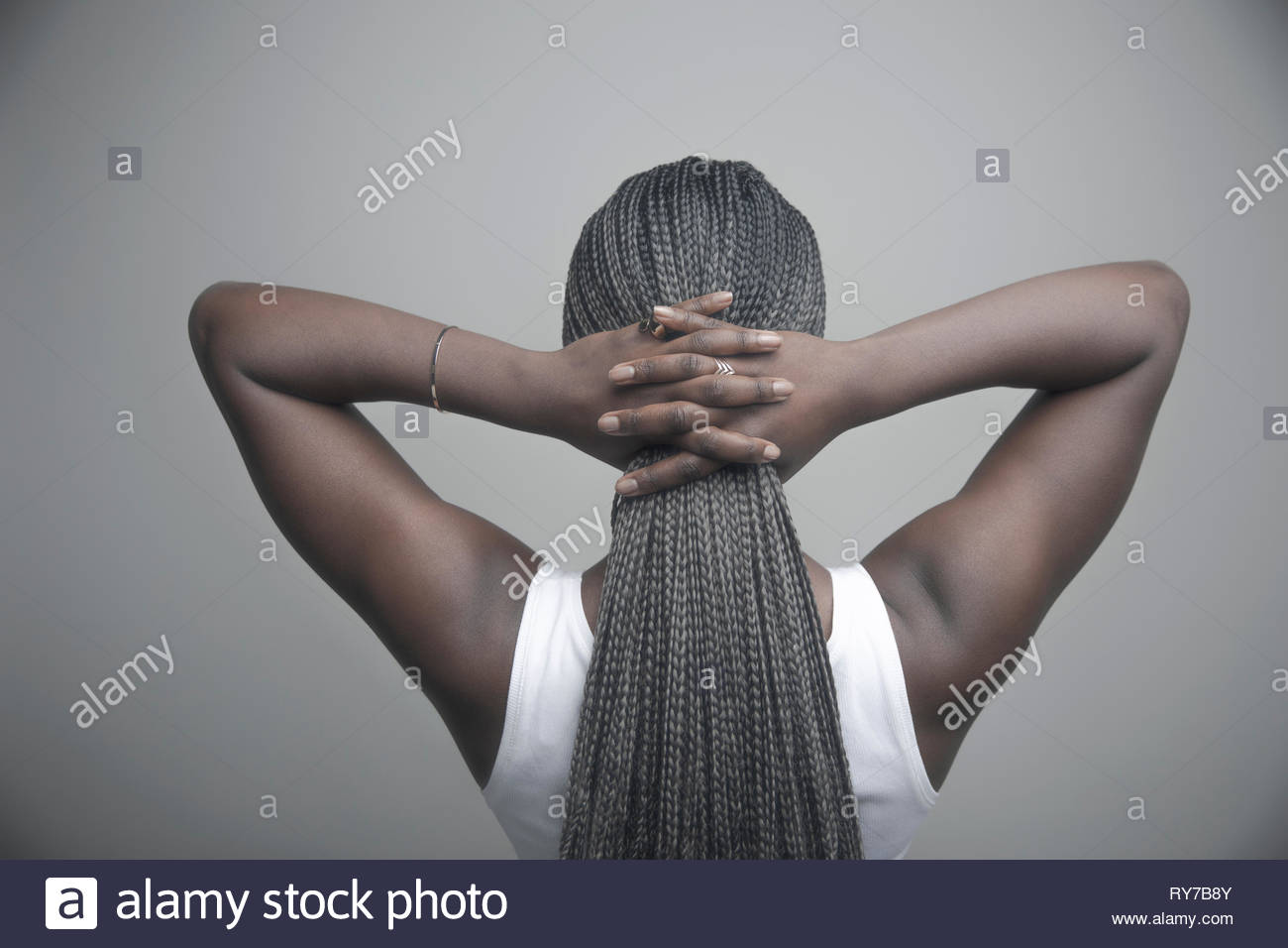 Vista posteriore del ritratto americano africano donna con lunghe trecce nero Foto Stock