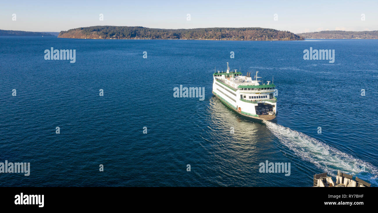Un Ferry Boat motori su nel Puget Sound voce per Vashon Island Foto Stock