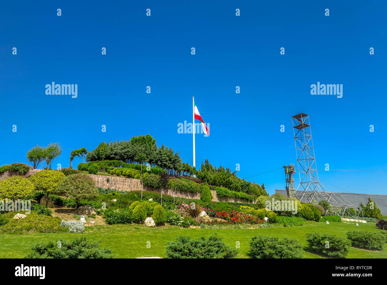 Tehran ab-o Atash parco con vista dell'Iran bandiera Tower Foto Stock