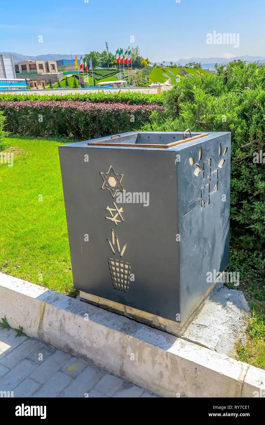 Tehran ab-o Atash parco con vista di un Anti Zionistic Cestino Foto Stock