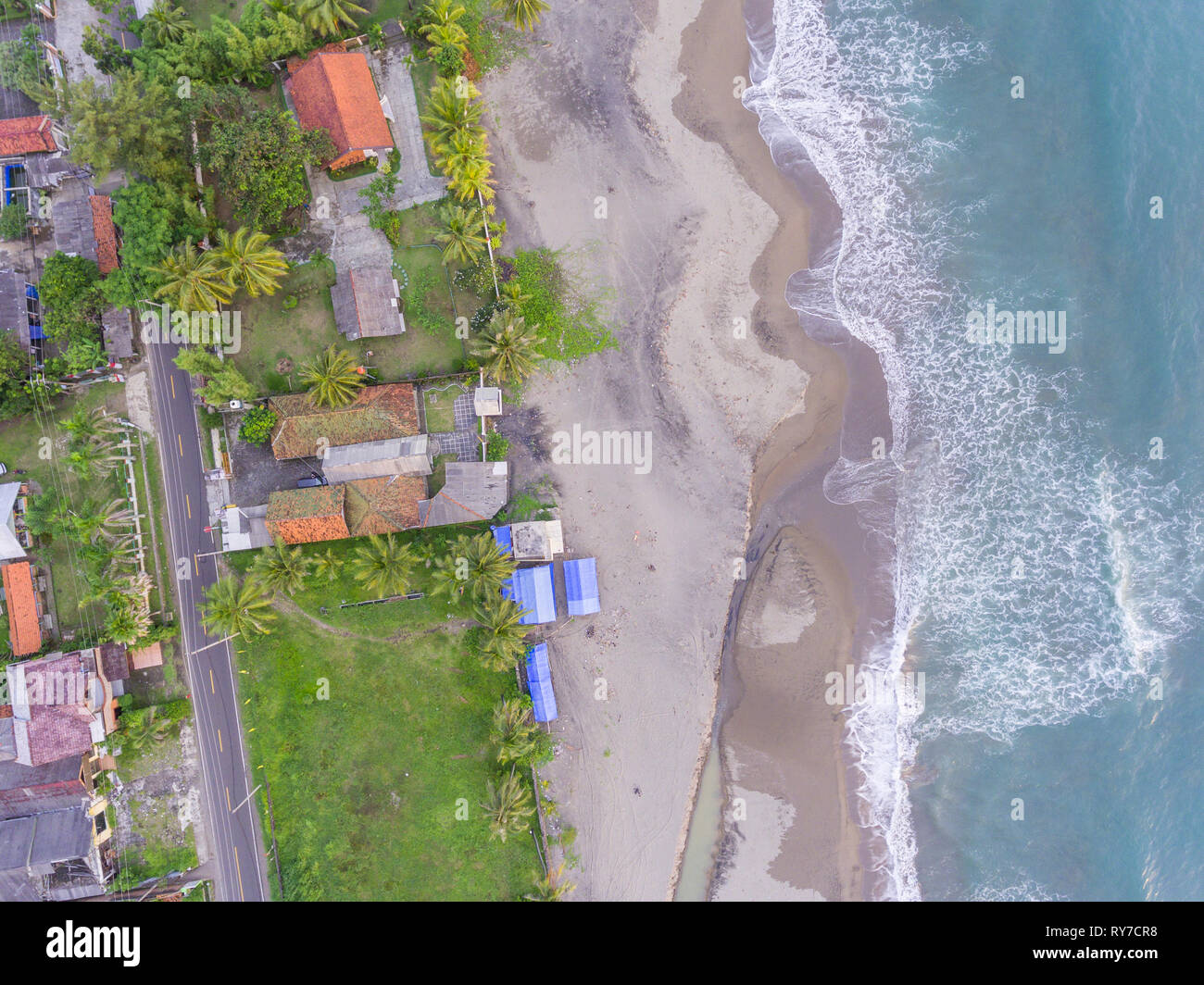 Vista dall'alto in basso di una spiaggia con alcune proprietà sulla spiaggia Foto Stock