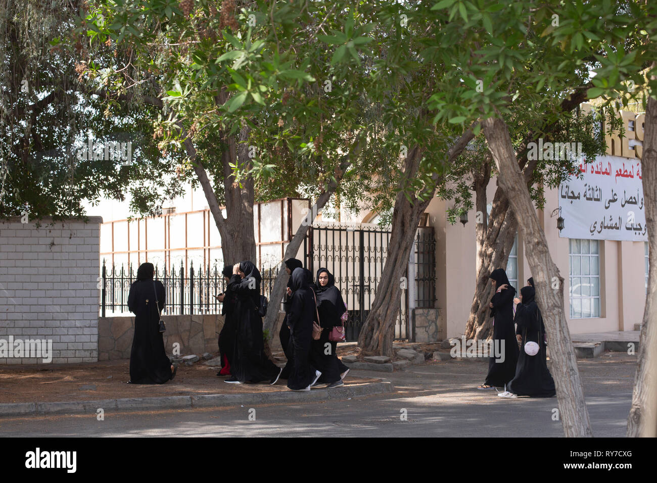 Il gruppo di donne in nero chador su una strada in Muscat Oman. Foto Stock