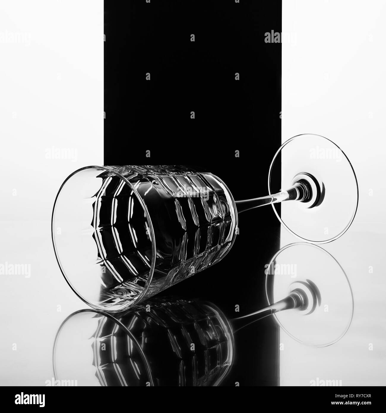 Bicchiere di vino su uno sfondo nero con la riflessione. Concetto: alcool di lusso ristorante di lusso. immagine in bianco e nero Foto Stock