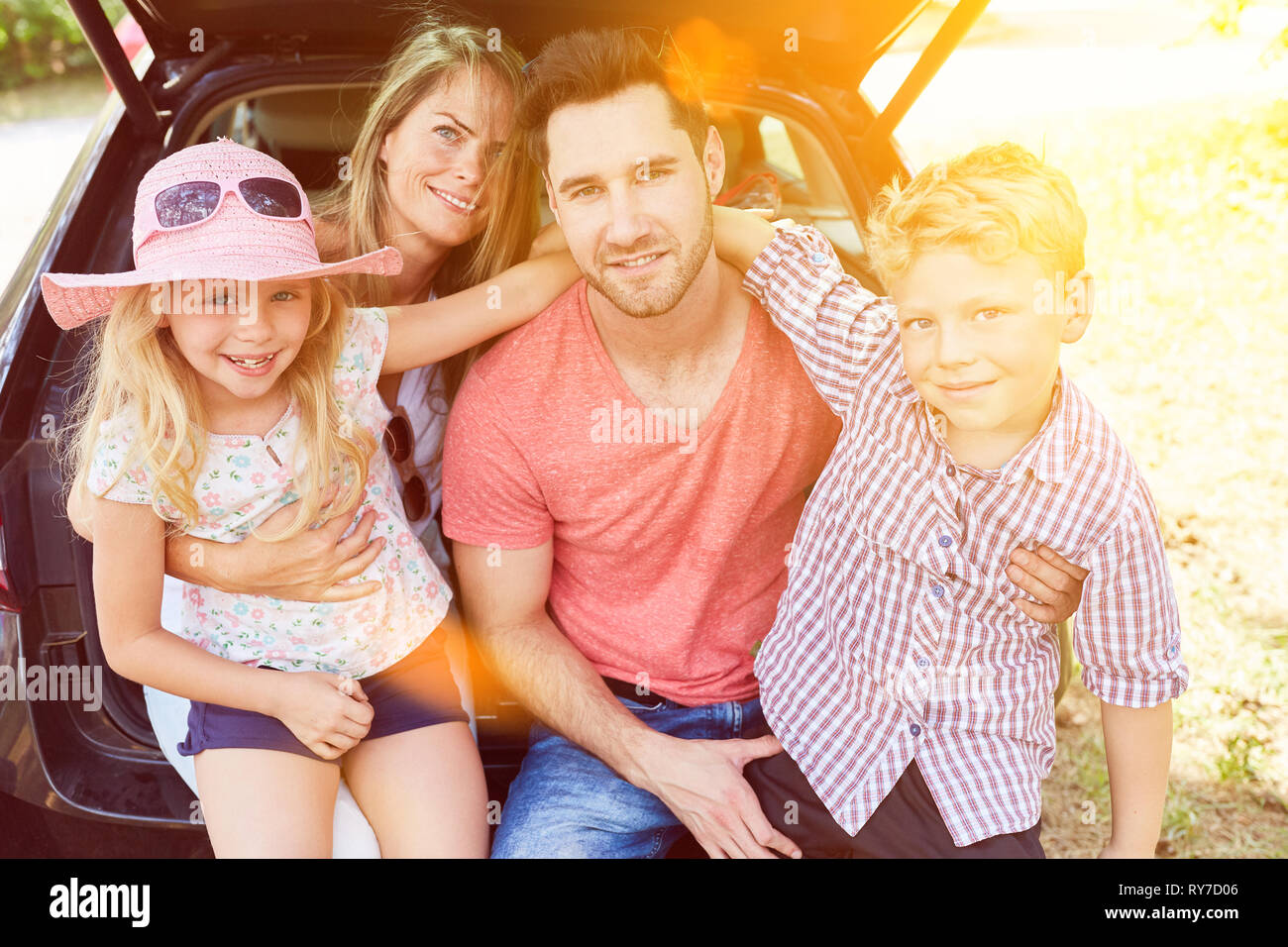 Famiglia con bambini in vacanza estiva in auto Foto Stock