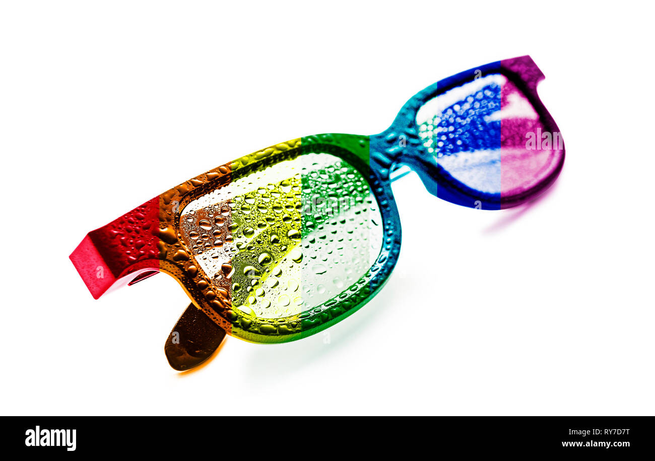 Occhiali da sole con la trasparenza della bandiera arcobaleno della  comunità LGBT con gocce di rugiada. Concetto: movimento LGBT Foto stock -  Alamy