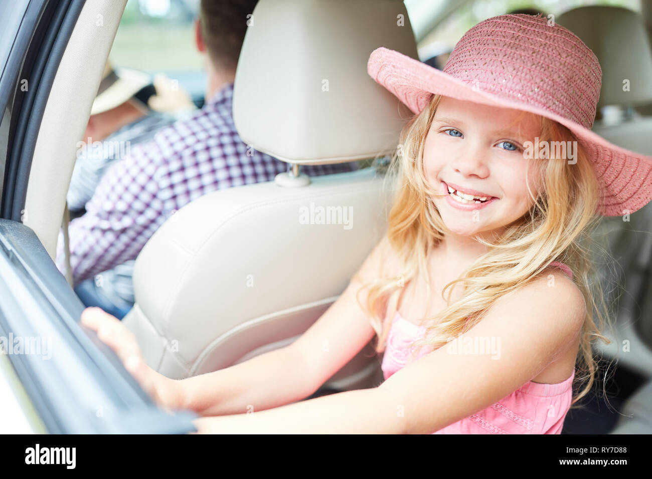 Felice ragazza nel sedile posteriore in auto in viaggio di vacanza di estate Foto Stock