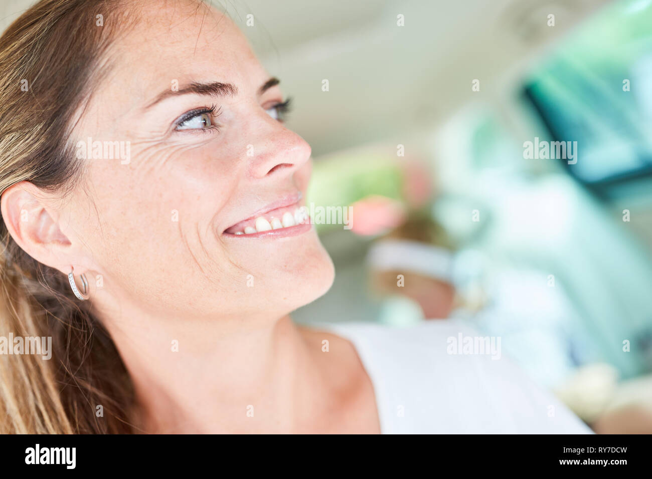 Donna felice e madre in auto sul viaggio In vacanza Foto Stock