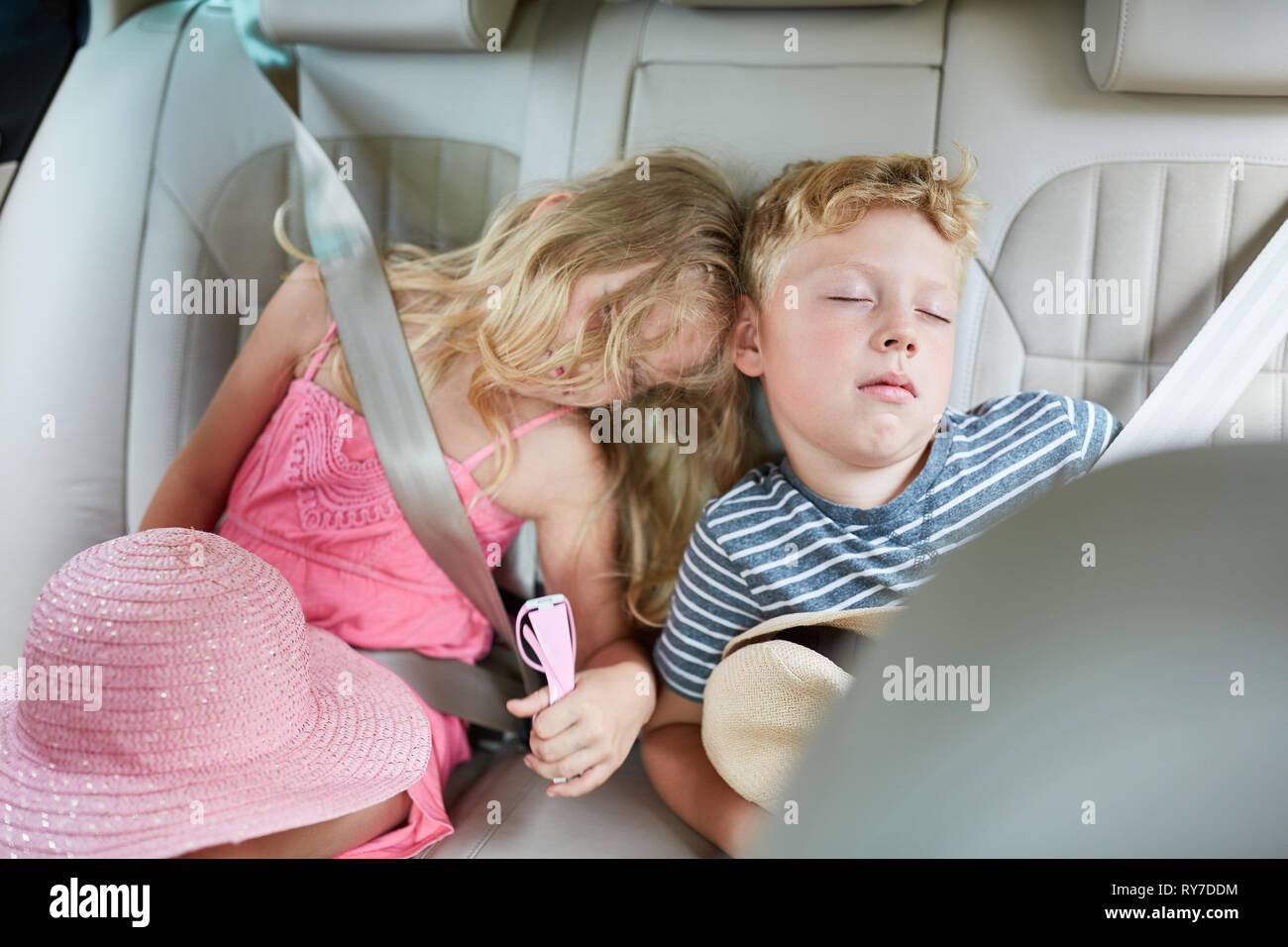 I gemelli i bambini che dormono tranquilli nel sedile posteriore in auto durante il viaggio Foto Stock