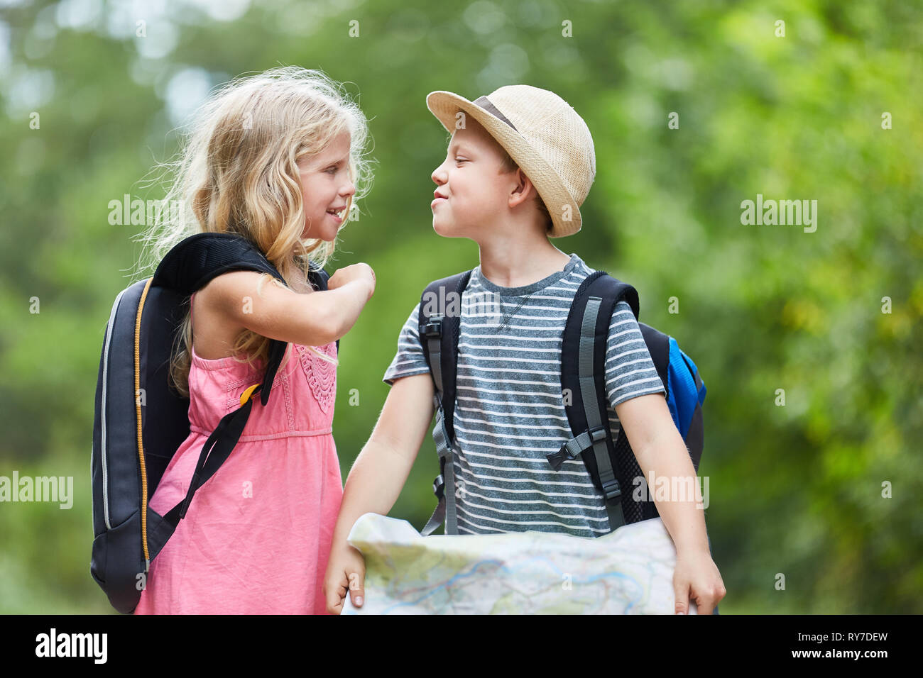 I due ragazzi con zaino e mappa di escursioni insieme per le vacanze estive Foto Stock