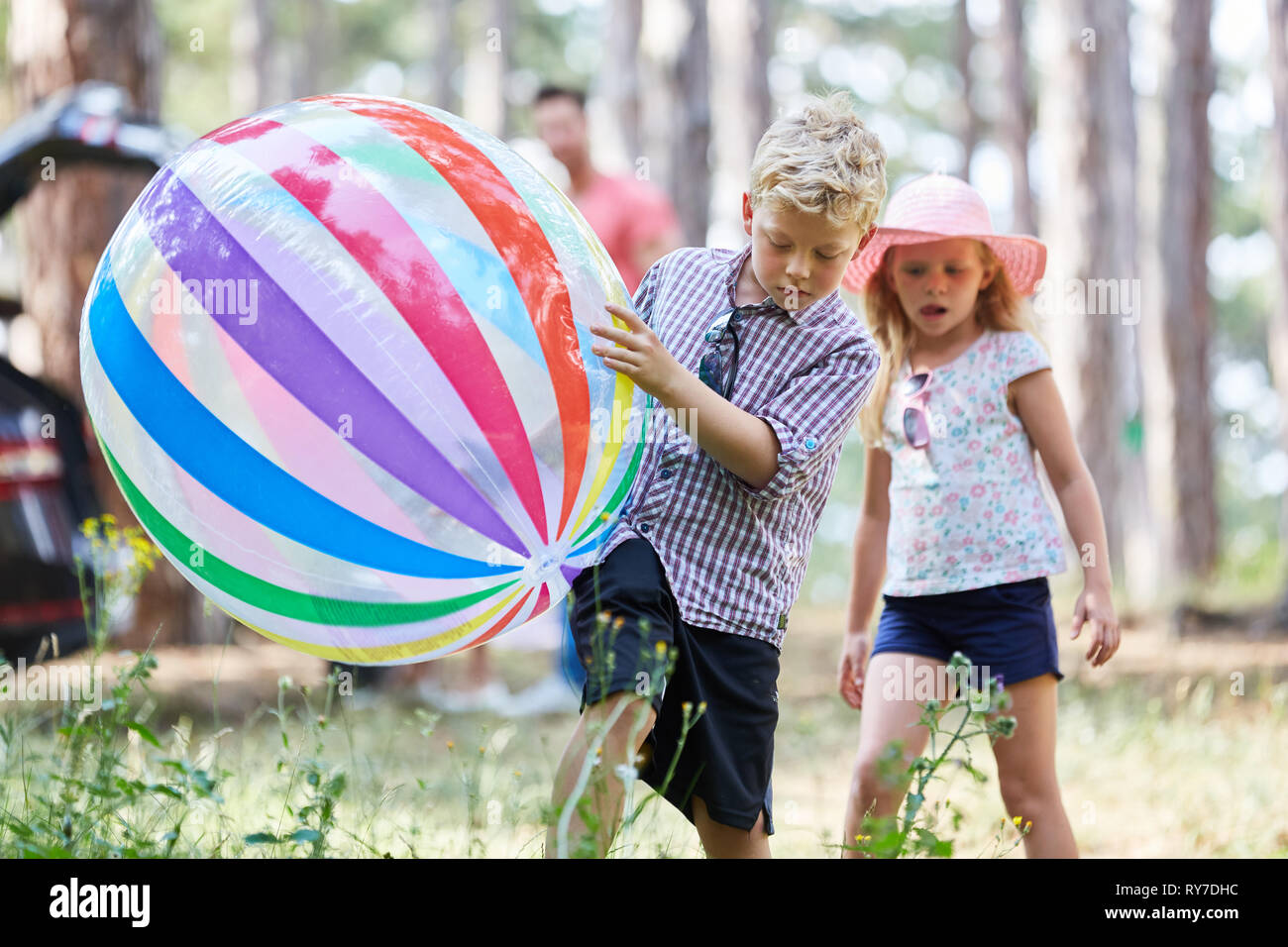 I fratelli gioca con una sfera colorata su una natura viaggio Foto Stock