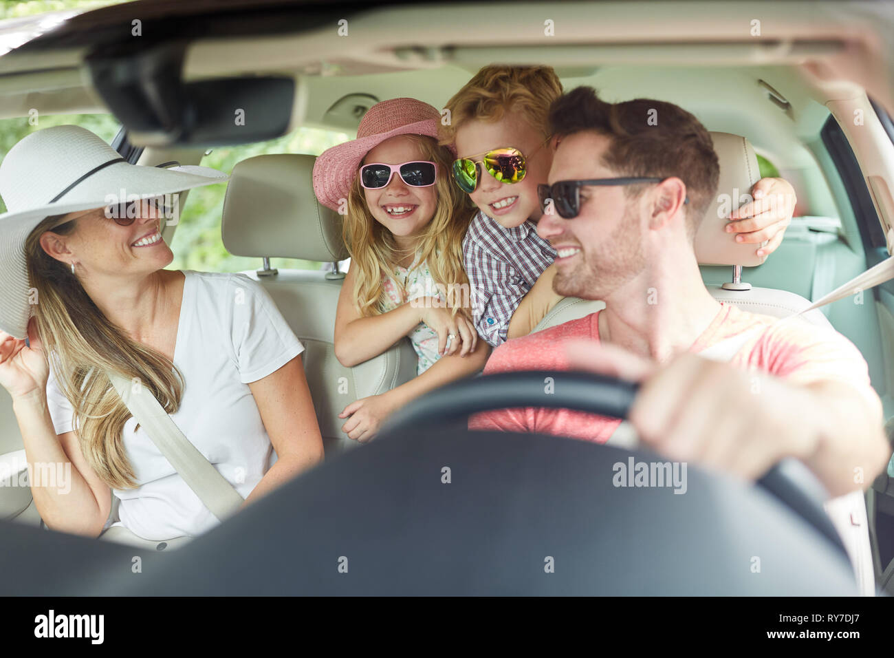 Famiglia con due bambini guida in vacanza estiva è divertimento Foto Stock