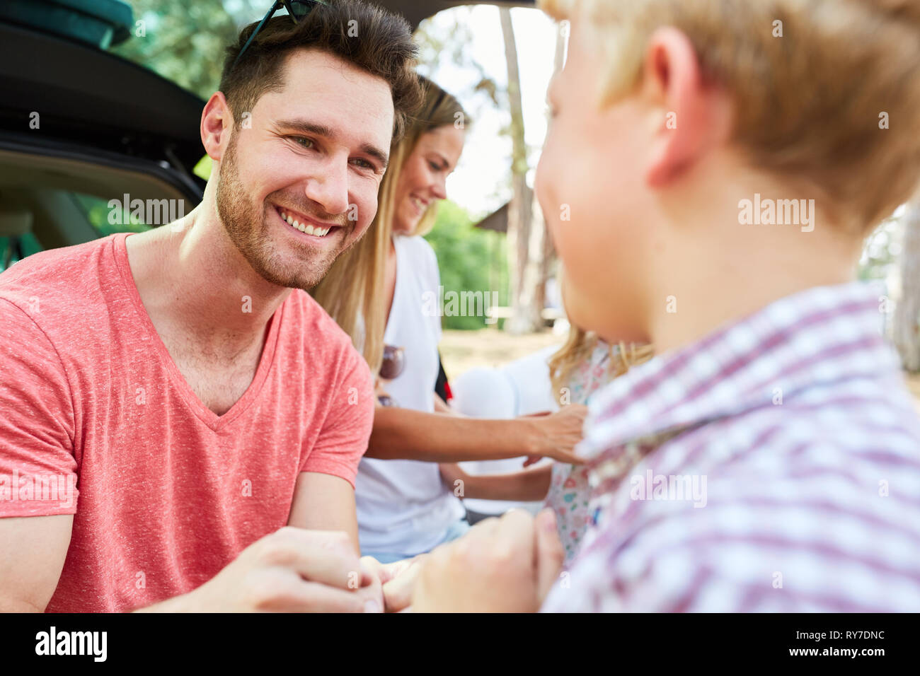 La famiglia felice con il padre e il figlio si rompono su trip in vacanza Foto Stock