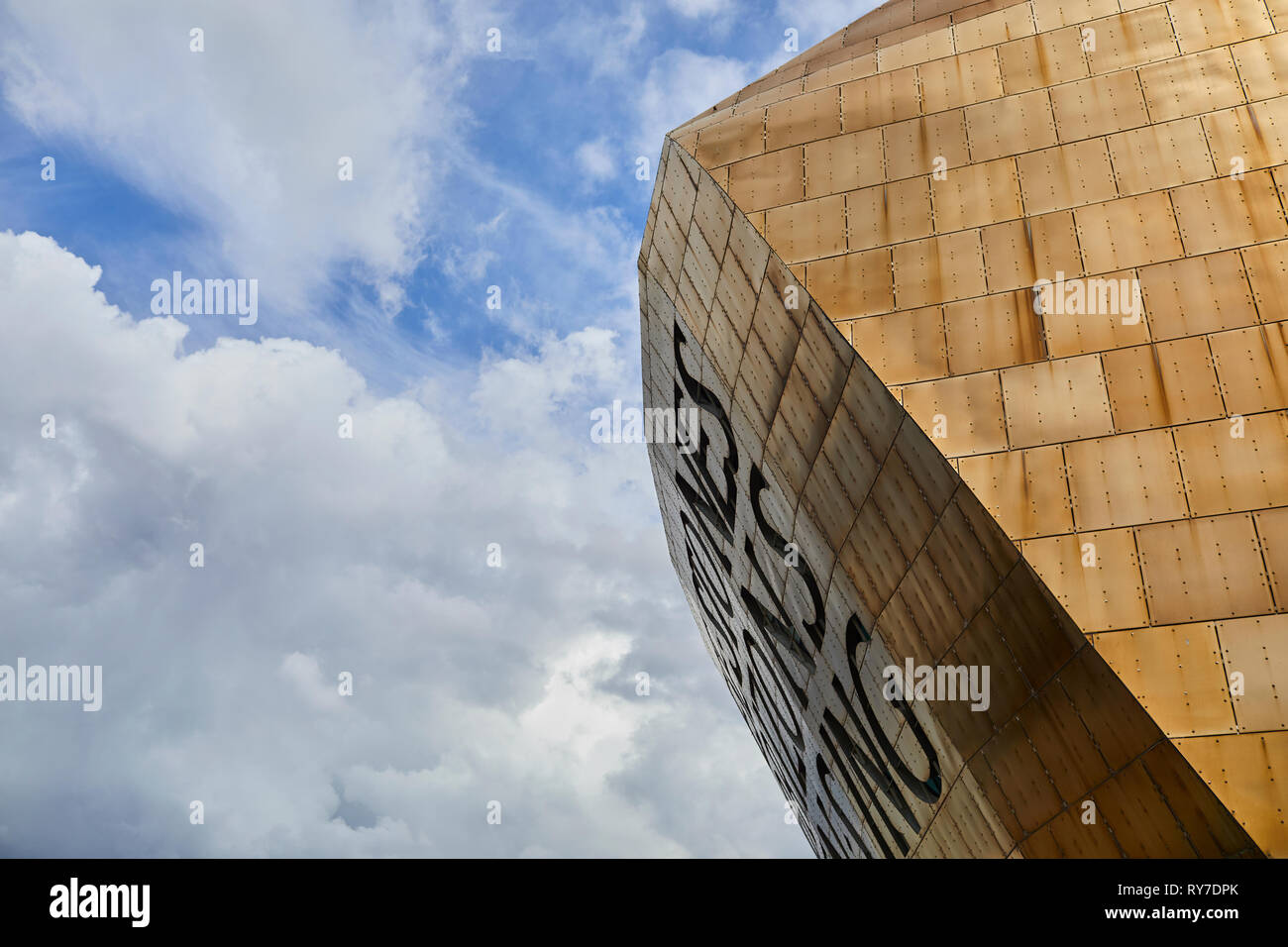 Iscrizione sulla parte esterna del Wales Millennium Centre Cardiff Bay, il Galles. Foto Stock