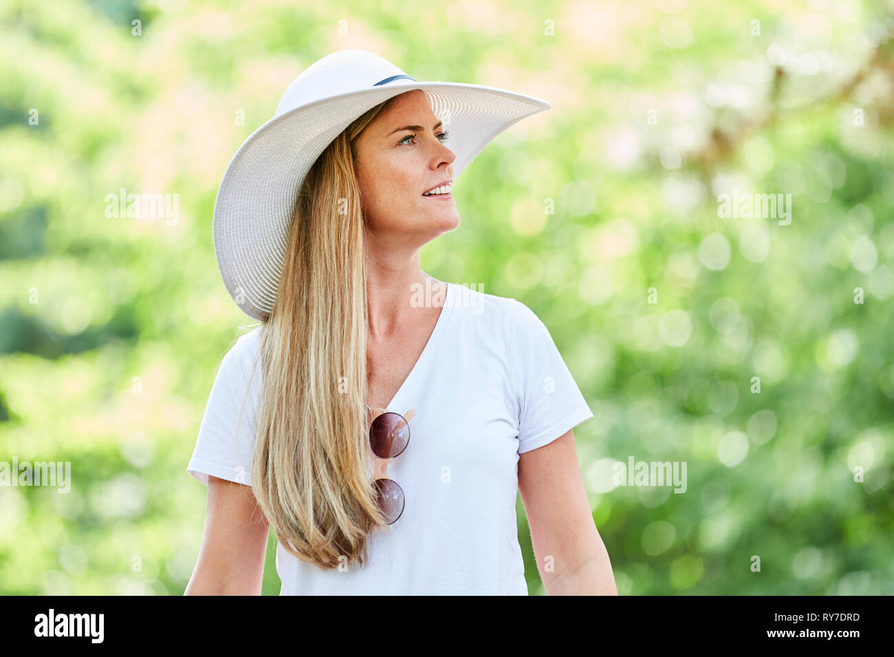 Elegante giovane donna con grande cappello in vacanza estiva Foto Stock