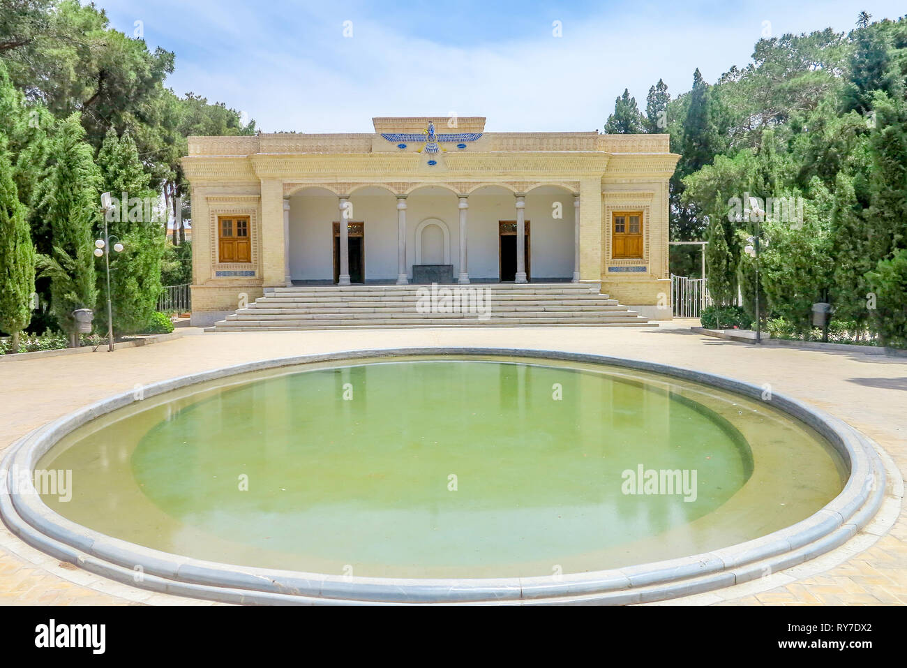 Yazd Atashkadeh Atash Behram Tempio Zoroastriano vista frontale punto con stagno Foto Stock
