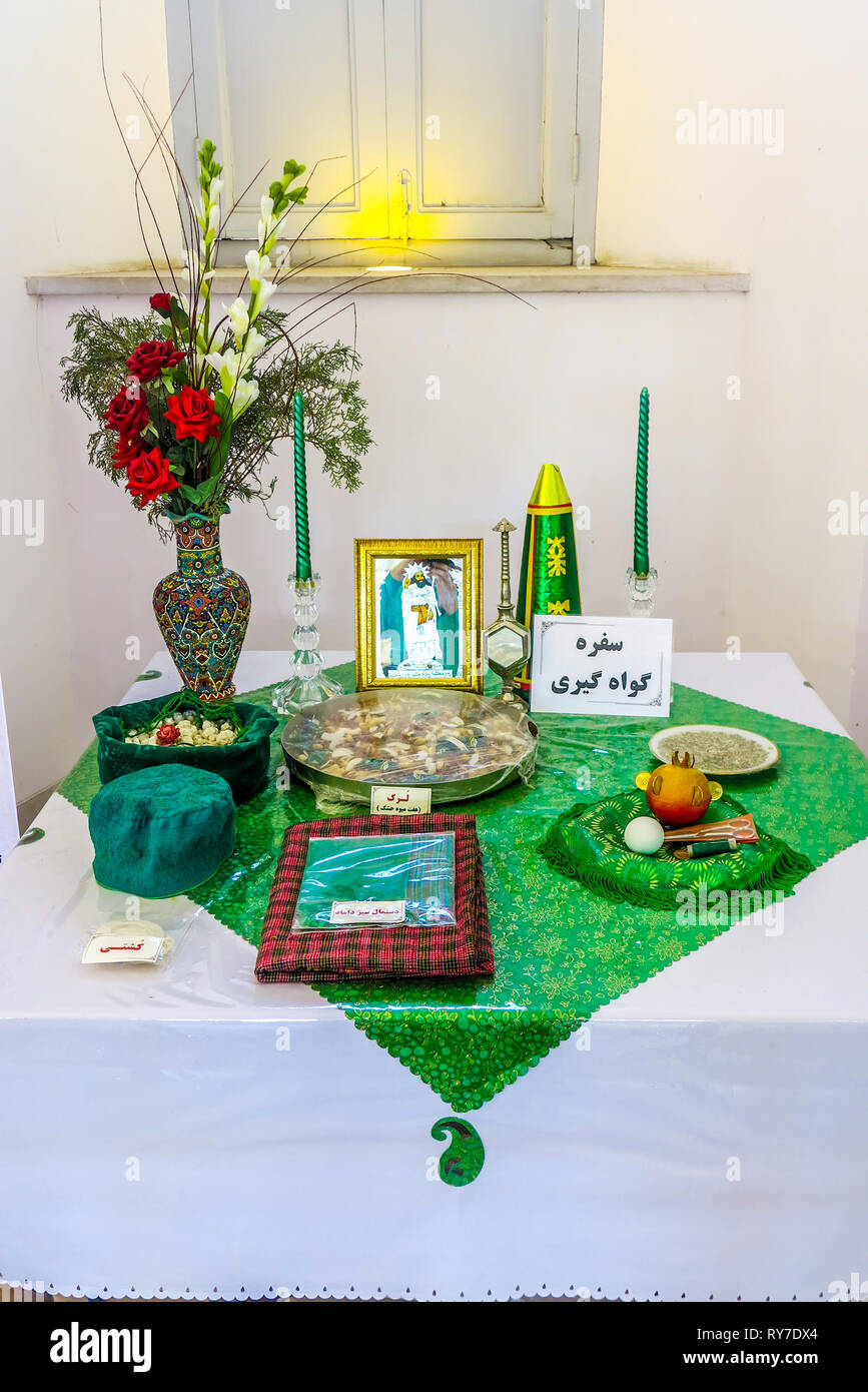 Yazd Atashkadeh Atash Behram Zoroastriana Sacerdote del Tempio la preghiera gli elementi sul tavolo Foto Stock