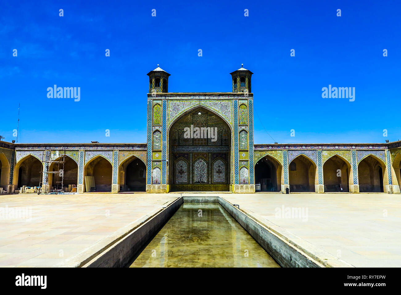 Shiraz Moschea Vakil Madrasa di piastrelle blu ornamento Iwan e piscina con due torri minareto Foto Stock