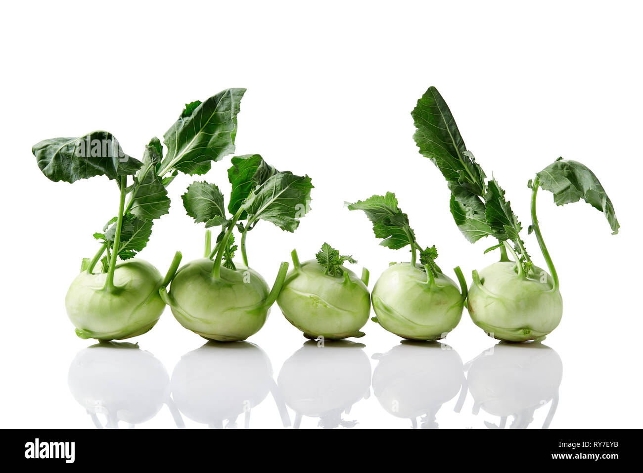 Il cavolo rapa fresco con gambi frondosi ancora attaccato su sfondo bianco. Foto Stock