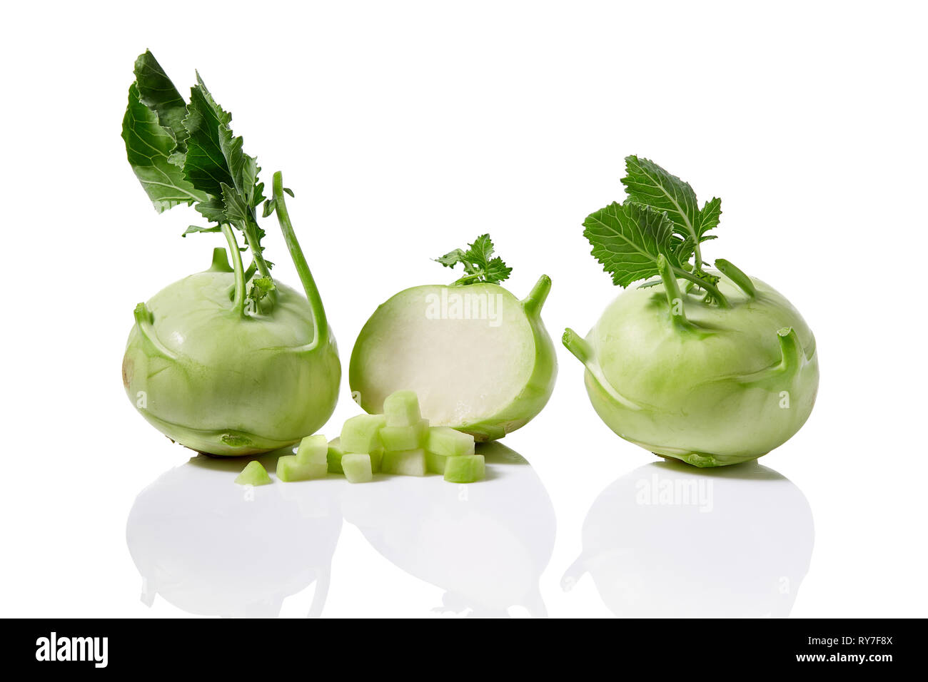 Il cavolo rapa fresco con gambi frondosi ancora attaccato su sfondo bianco Foto Stock