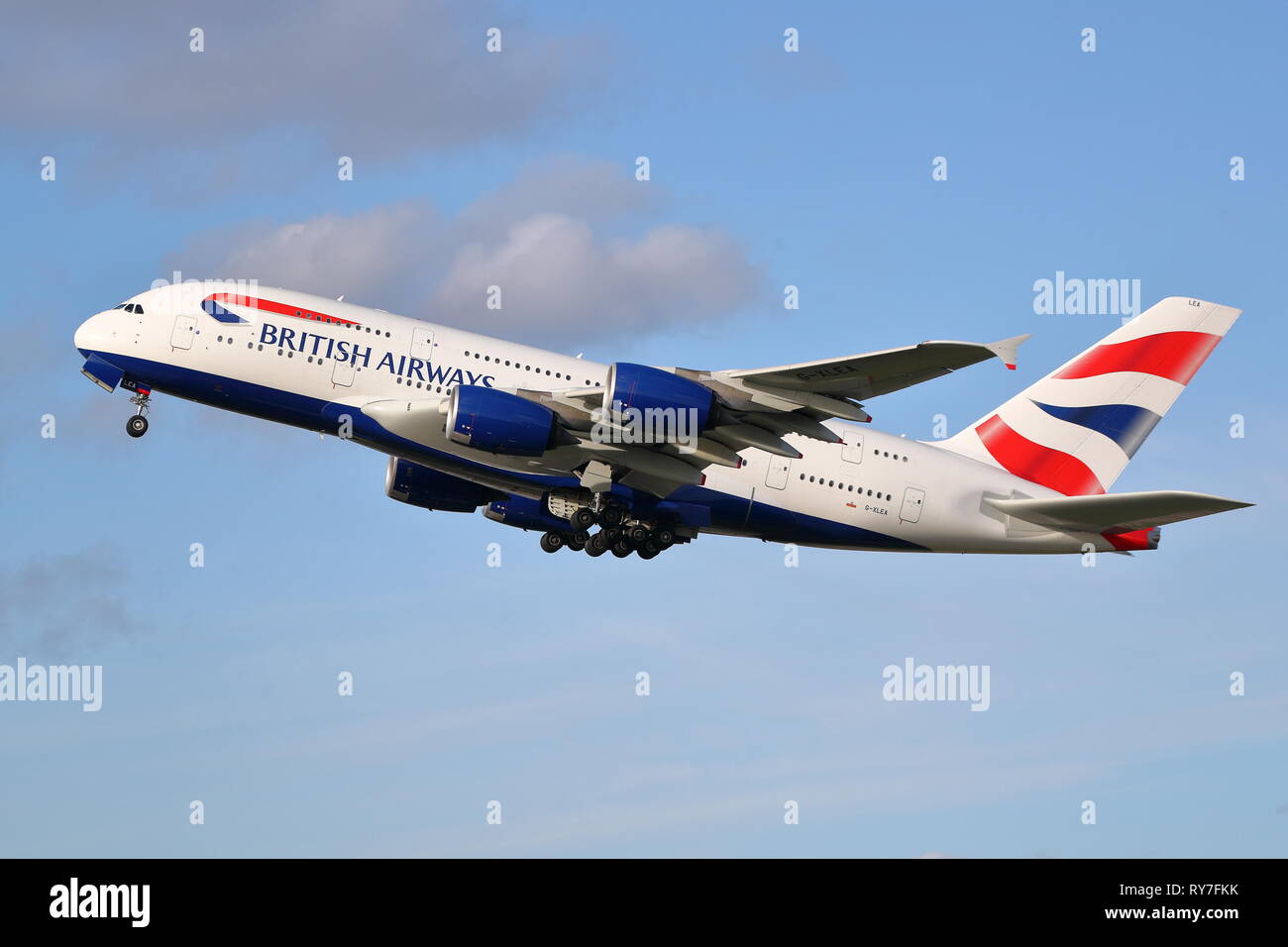 British AirwaysAirbus A380 G-XLEA decollo dall'Aeroporto Heathrow di Londra, Regno Unito Foto Stock