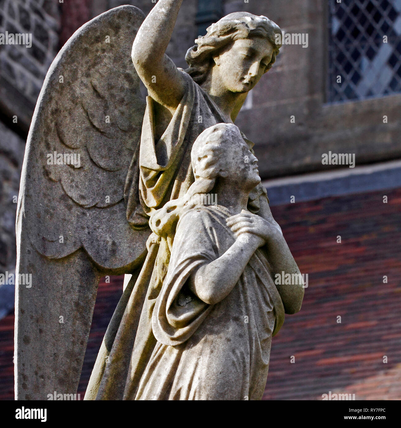 Angelo statua protegge oltre una donna nella vita ultraterrena. Grave memorial, Foto Stock
