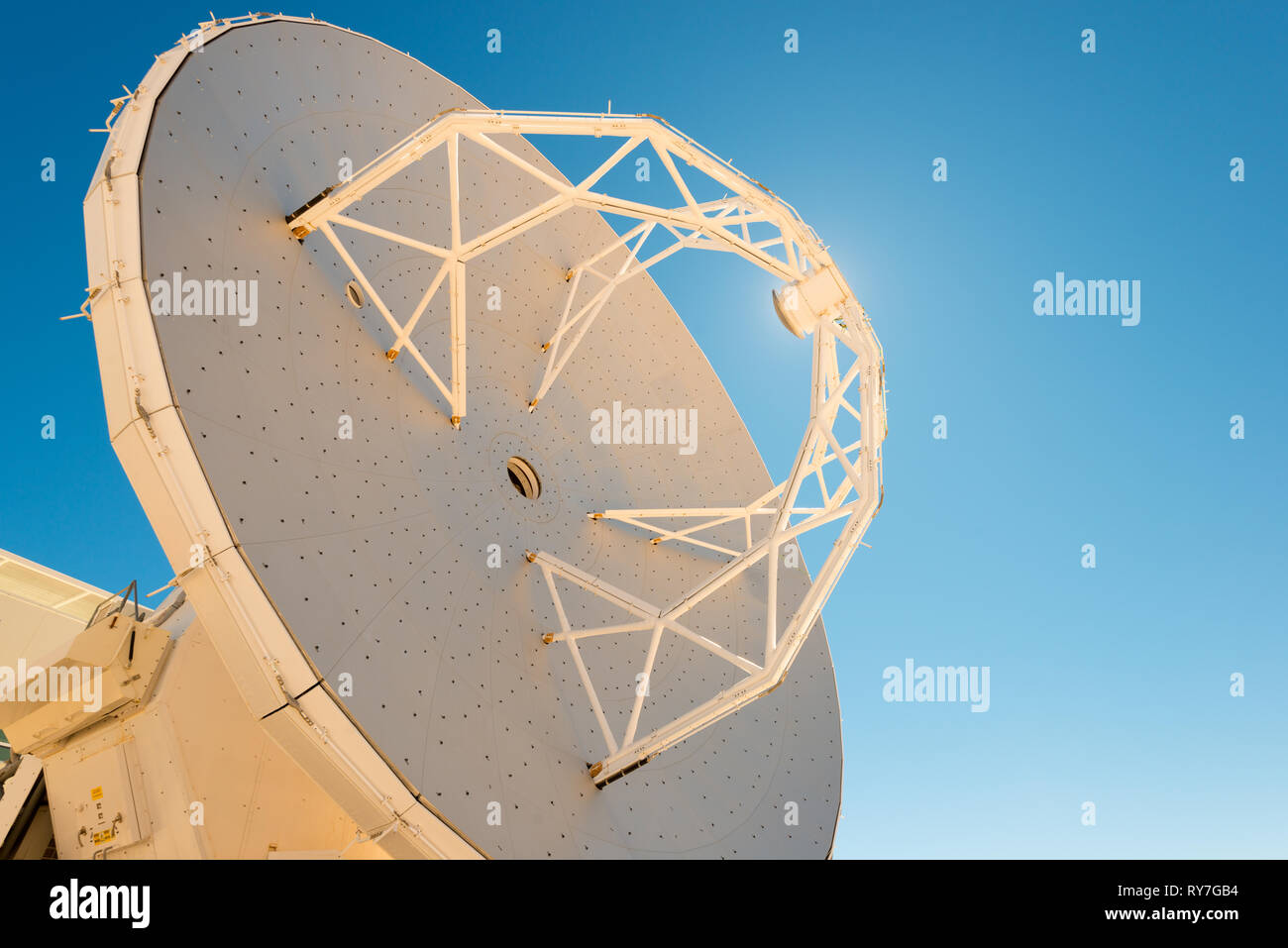 Antenna di un radio telescopio nel deserto di Atacama, Cile Foto Stock