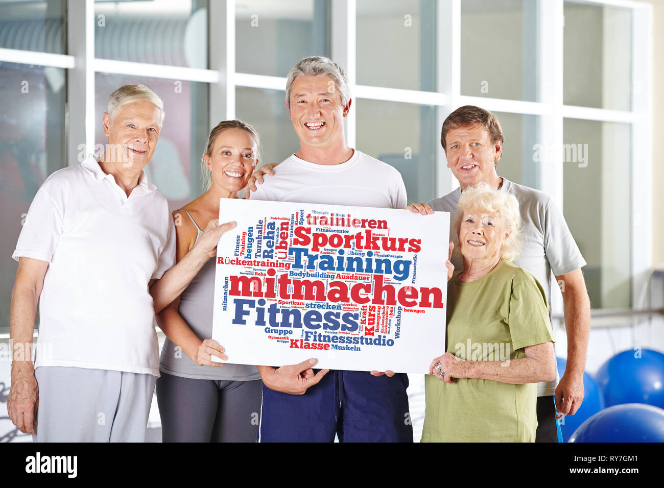 Seniors sorridente chiamata per la partecipazione al centro fitness Foto Stock