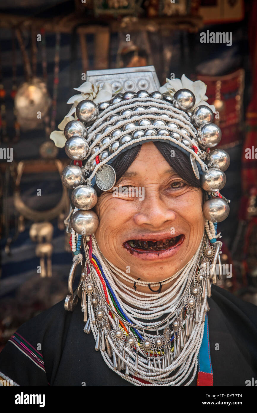 Donna Akha, Chiang Mai Provincia, Thailandia. La Akha sono tra i più poveri di montanari. Essi sono tuttavia più affascinanti e co Foto Stock