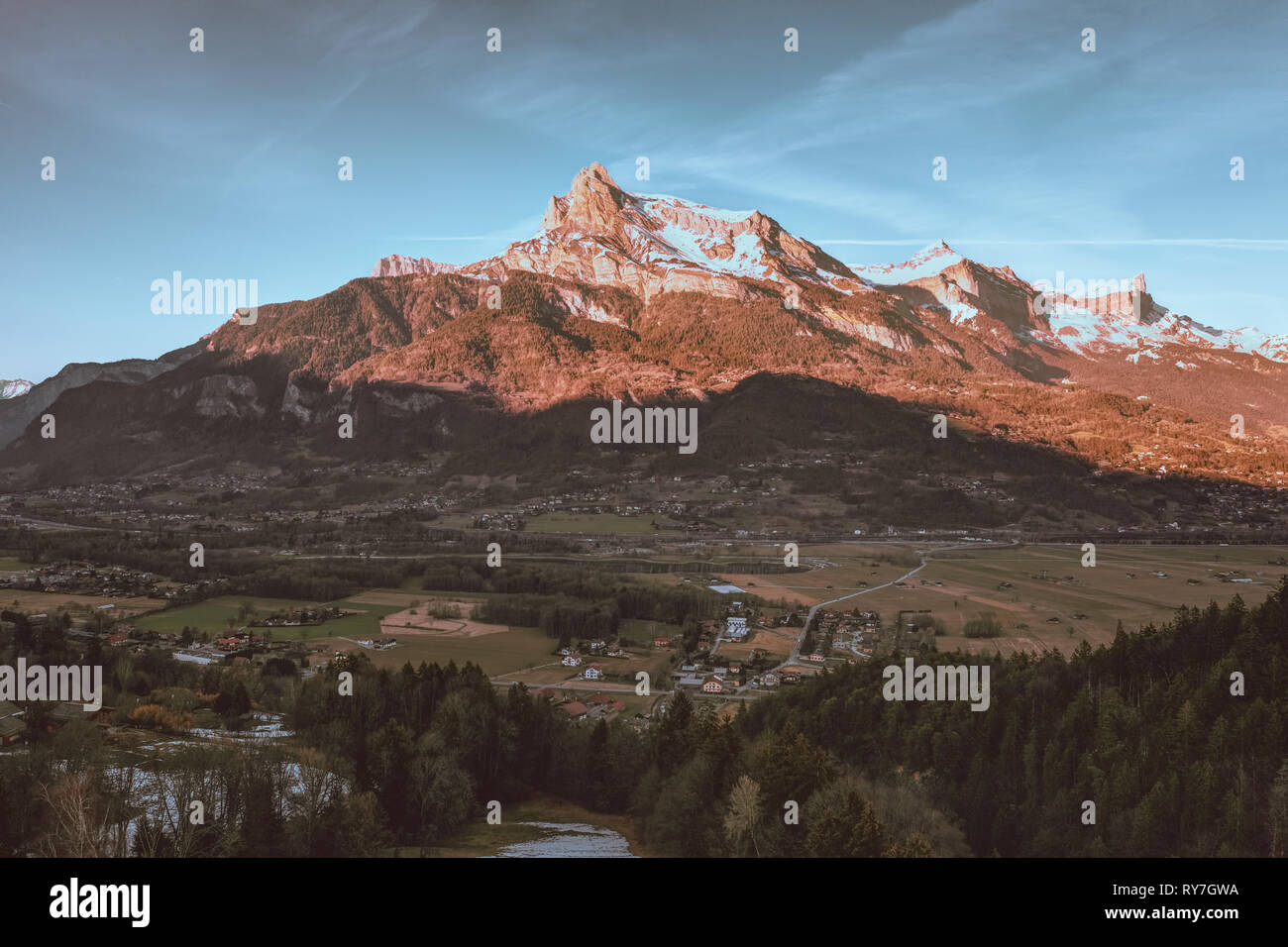 TÃªte du Colonney, big mountain range nelle Alpi francesi, antenna, drone sparato da un lontano paese di Domancy, Francia Foto Stock