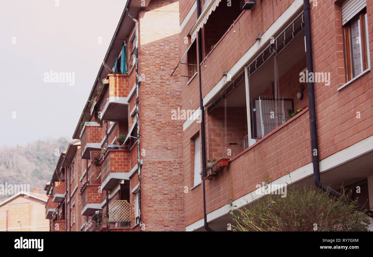 Le caserme e gli edifici pubblici di case costruite con un freddo rosso mattone Foto Stock