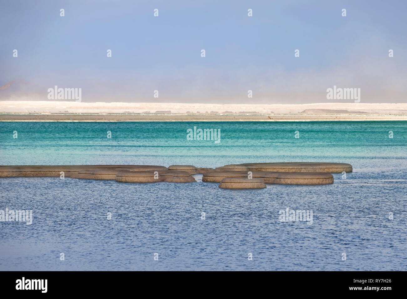 Rotondo formazioni di sale nelle acque turchesi del Mar Morto. Seascape Foto Stock