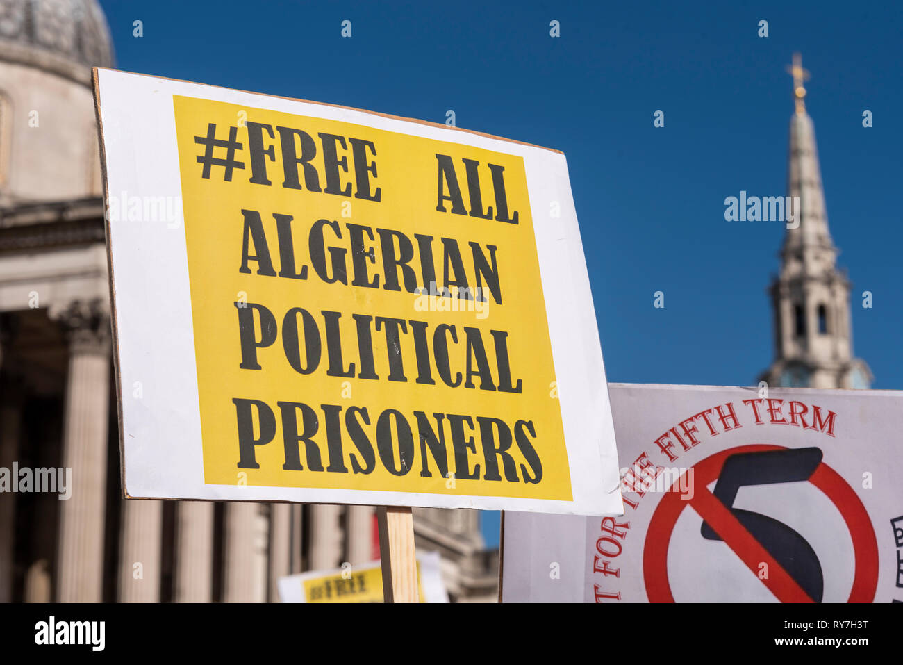 Algeria protesta ha avuto luogo a Trafalgar Square a Londra, Regno Unito chiedono il Presidente Abdelaziz Bouteflika s dimissioni immediate e di un governo democratico Foto Stock