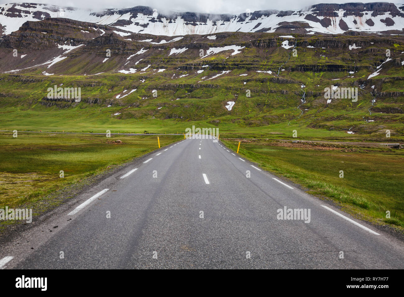 Montagna panoramica strada che collega Seyðisfjörður Affitto con Egilsstadir, Islanda Orientale Scandinavia Foto Stock