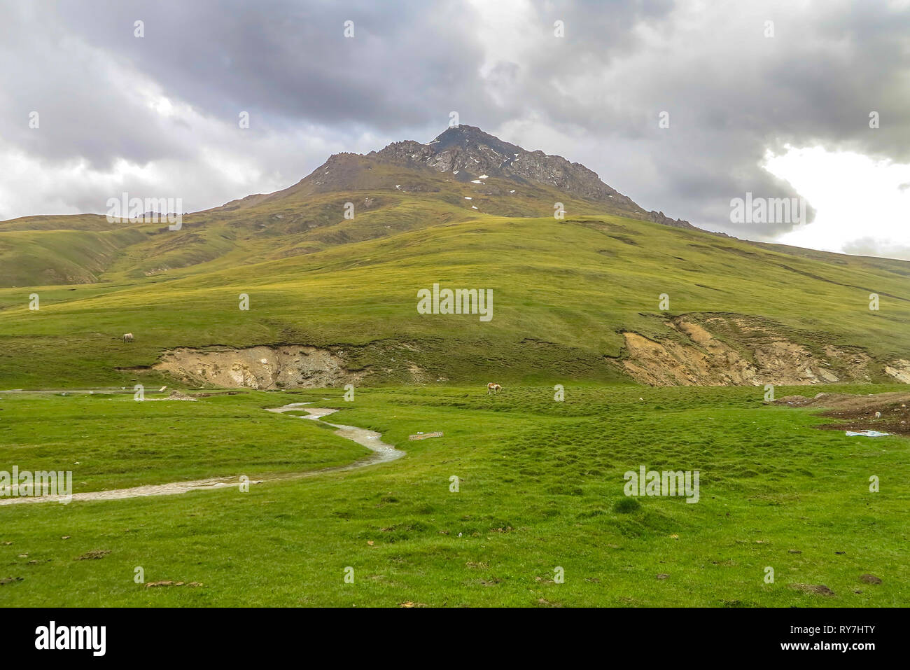 Tash Rabat Caravanserai paesaggio con Snow capped a Bashy troppo la gamma della montagna e del fiume Foto Stock