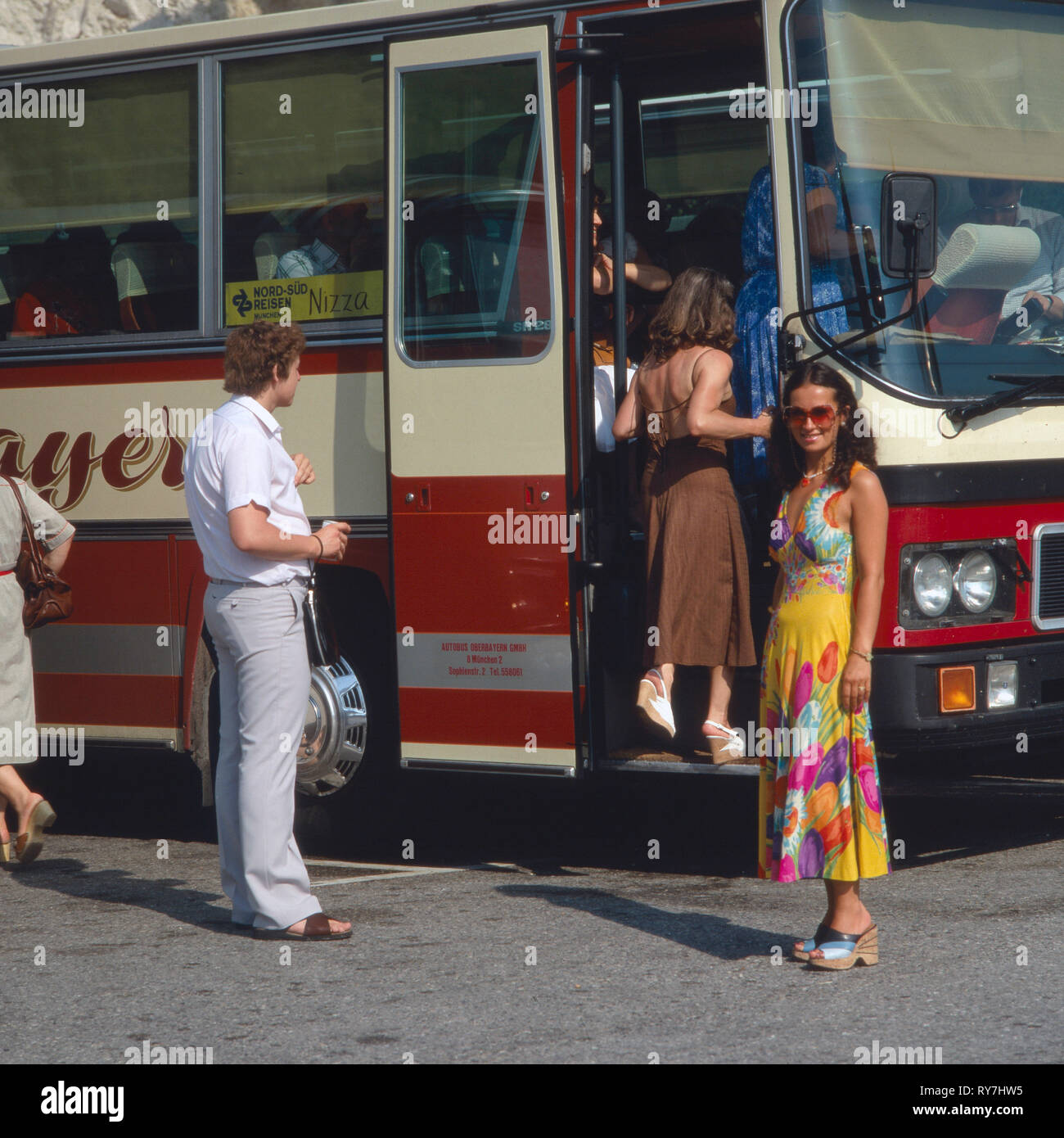 Touristin vor einem Bus auf dem Weg nach Nizza, 1970er. Turista nella parte anteriore di un bus sulla strada per Nizza, 1970s Foto Stock