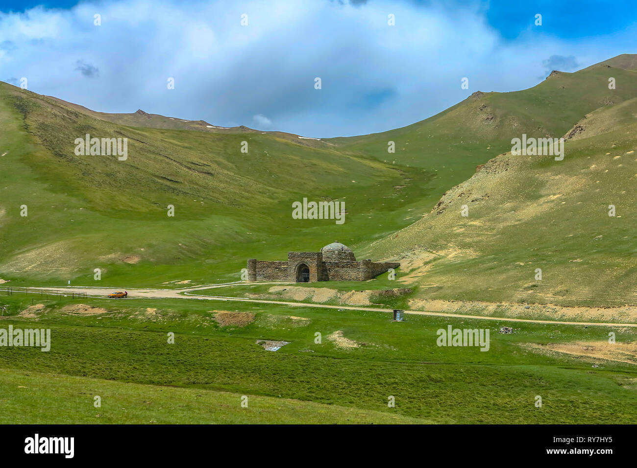 Tash Rabat Caravanserai ruderi di insediamento per commercianti antichi viaggiatori e roulottes con paesaggio punto di vista Foto Stock