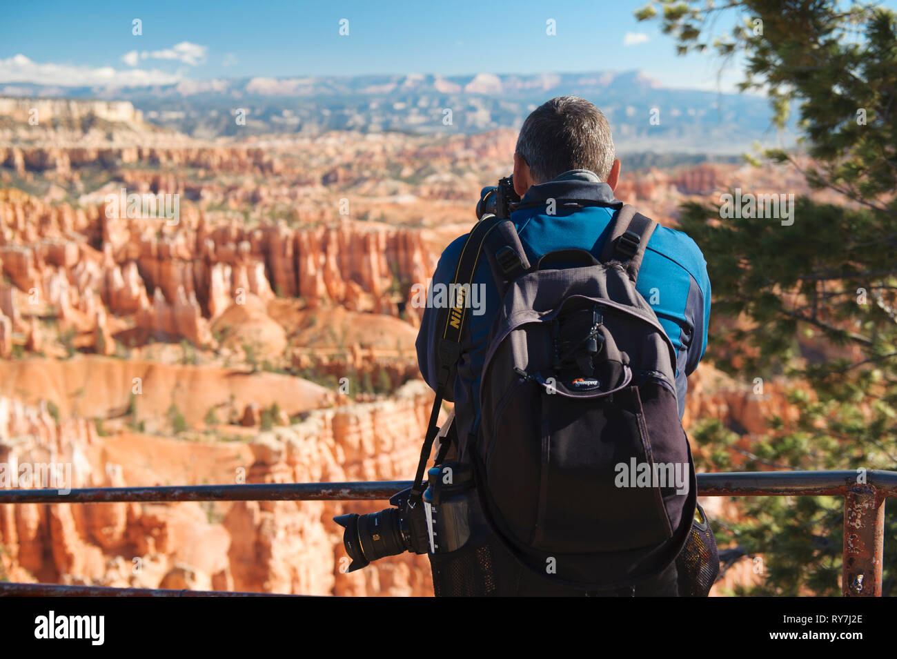 Uomo di scattare una foto dal bordo del Bryce Canyon, Utah, Stati Uniti d'America. Foto Stock