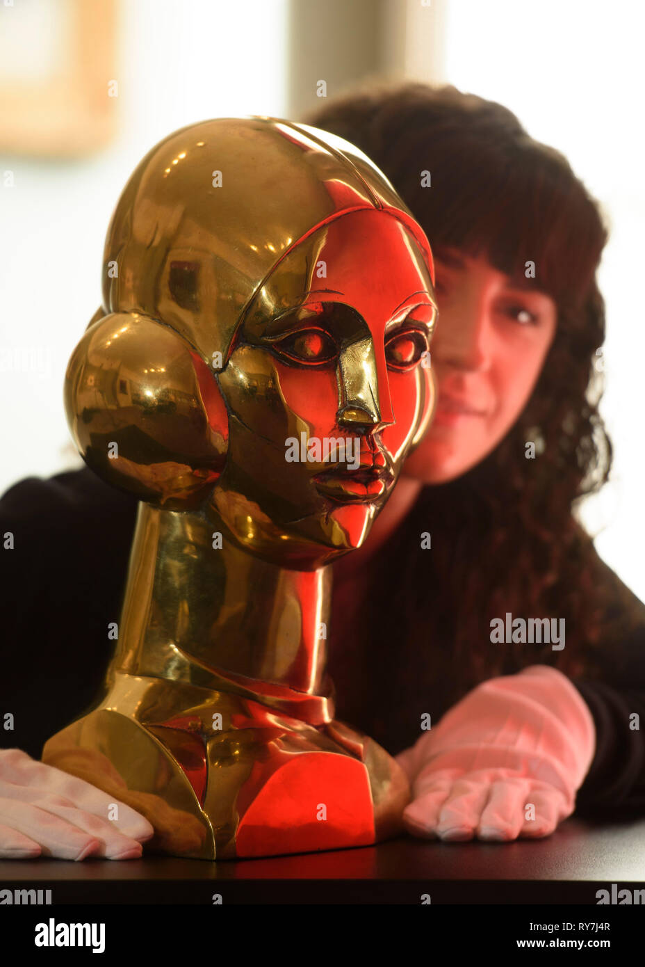 Lione e Turnbull Gallery Manager Arianna Pedrazzoli con il busto in bronzo di Eastre (Inno al Sole) che è stimata £ 30000-50000 da John Duncan Fergusson, che apparirà nella sua esposizione di primavera a loro Glasgow auction house per celebrare il "Auld Alliance' tra la Scozia e la Francia. Foto Stock